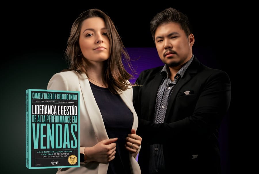 Camely Rabelo e Ricardo Okino com o livro Liderança e Gestão de Alta Performance em Vendas